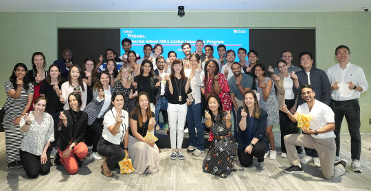 미국 펜실베니아대 경영대학원인 와튼스쿨의 MBA 과정 연구생과 교수 40여명이 지난 25일 카카오 판교 오피스를 방문했다. 카카오 제공